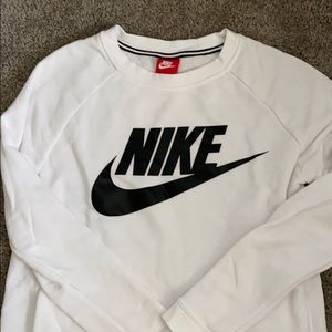 White Nike sweatshirt with cool pocket accents